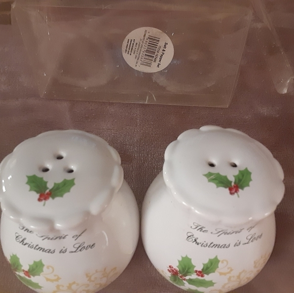 Christmas Salt and Pepper Shaker Set - Picture 3 of 7